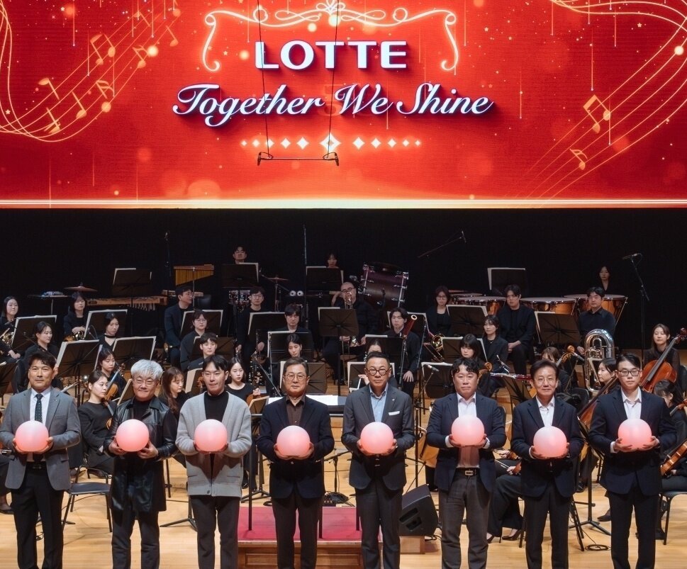 본문 이미지 - 지난 3월 서울 송파구 롯데콘서트홀에서 열린 &#39;2025 롯데 행복나눔 동행콘서트&#39;에 참석한 이달곤 동반성장위원장&#40;왼쪽 네번째, 롯데지주 제공&#41;