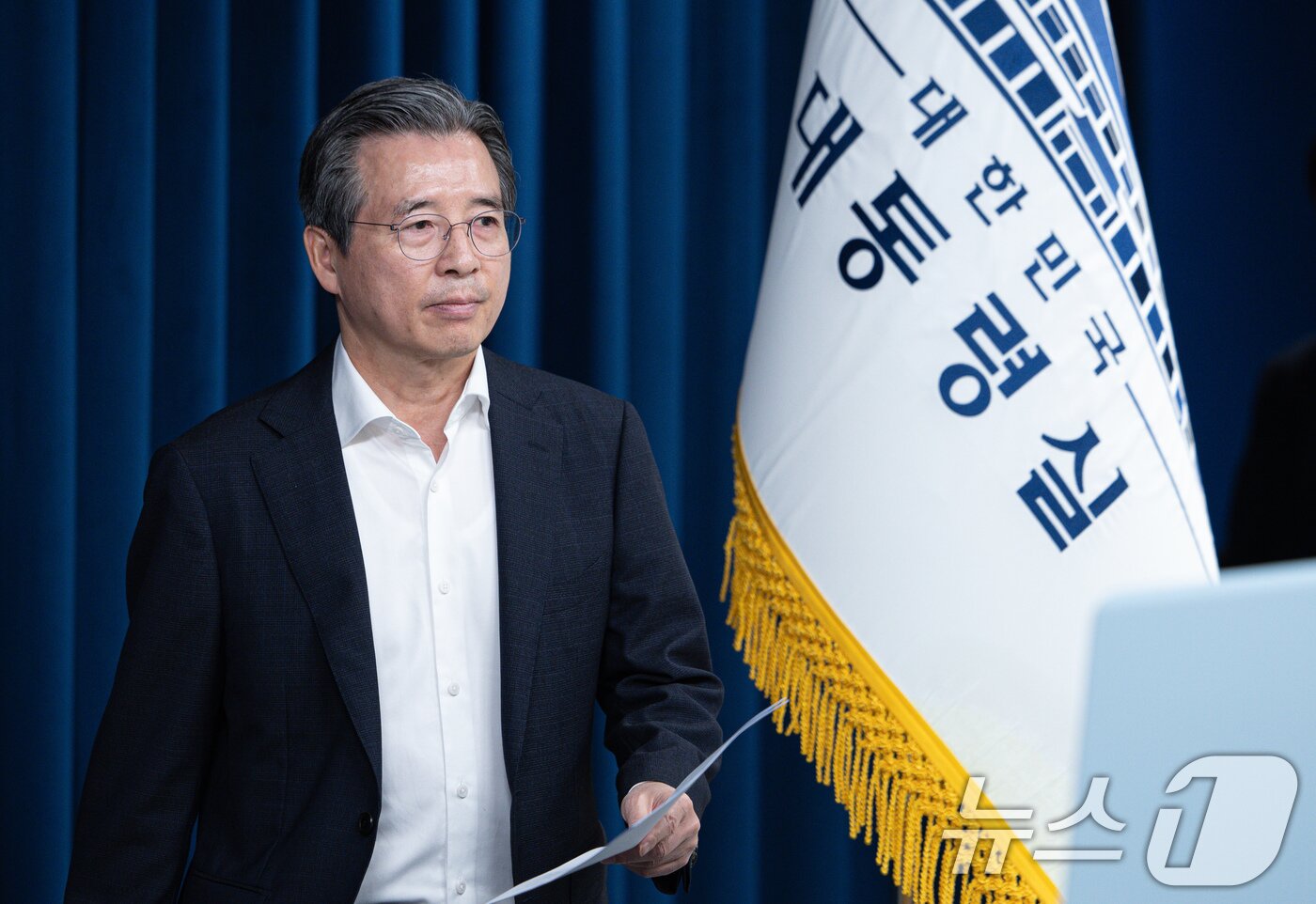 본문 이미지 - 김용범 정책실장이 31일 서울 용산 대통령실 청사에서 한미 관세 협상 타결 관련 브리핑에 참석하고 있다. 2025.7.31/뉴스1 ⓒ News1 이재명 기자