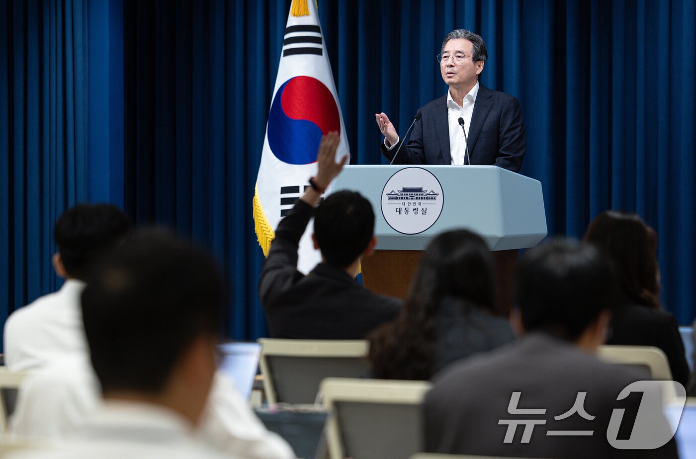 본문 이미지 - 김용범 정책실장이 31일 서울 용산 대통령실 청사에서 열린 한미 관세 협상 타결 관련 브리핑에서 취재진 질문을 받고 있다. 2025.7.31/뉴스1 ⓒ News1 이재명 기자