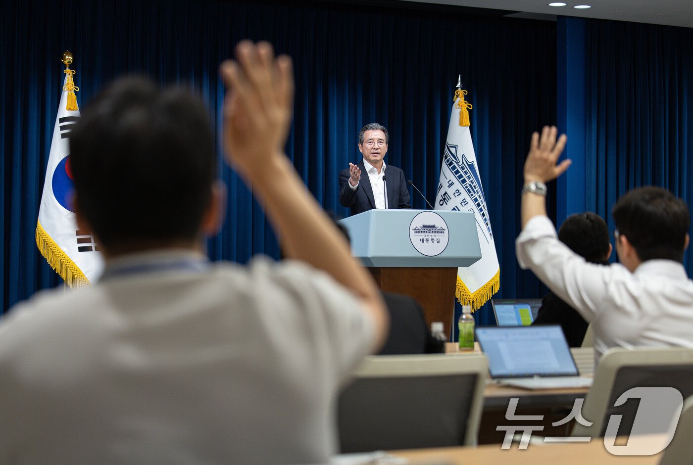 본문 이미지 - 김용범 정책실장이 31일 서울 용산 대통령실 청사에서 열린 한미 관세 협상 타결 관련 브리핑에서 취재진 질문을 받고 있다. 2025.7.31/뉴스1 ⓒ News1 이재명 기자