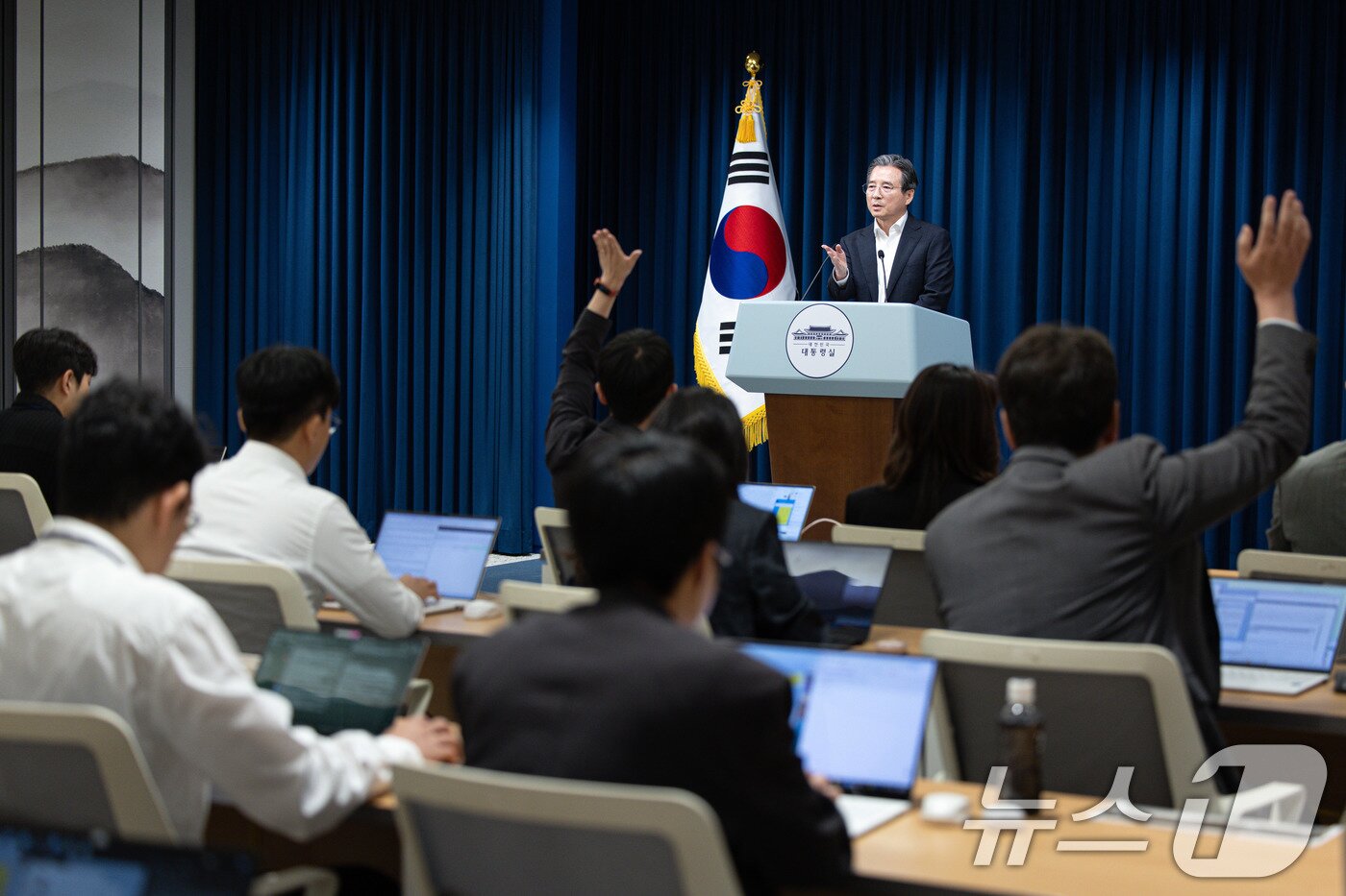 본문 이미지 - 김용범 정책실장이 31일 서울 용산 대통령실 청사에서 열린 한미 관세 협상 타결 관련 브리핑에서 취재진 질문을 받고 있다. 2025.7.31/뉴스1 ⓒ News1 이재명 기자