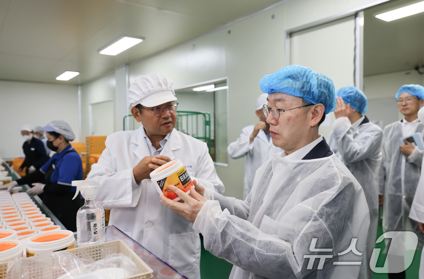 (서울=뉴스1) = 관세청은 지난 30일 이명구 관세청장이 인천 남동구 서울화장품을 방문해 화장품 생산 현장을 살펴본 후, 화장품 업계의 대미 수출 지원을 위한 간담회를 개최했다고 …