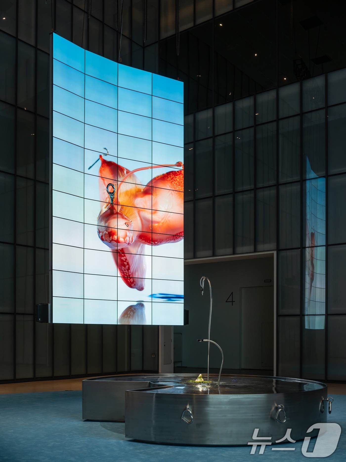 (서울=뉴스1) = LG전자는 오는 8월 1일부터 국립현대미술관과 함께 창의적인 현대미술과 LG OLED의 독보적 화질이 조합된 대규모 작품을 전시하고, 전세계 관람객들에게 차별화 …