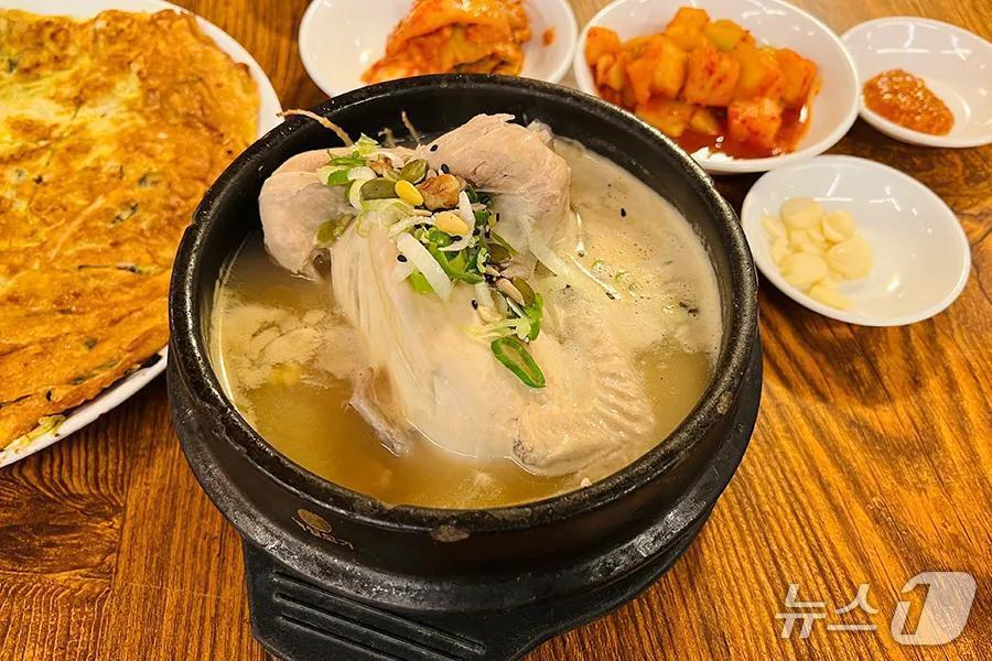 본문 이미지 - 삼계탕 등 전통 음식을 소비하는 외국인 관광객이 늘고 있다.(크리에이트립 제공)