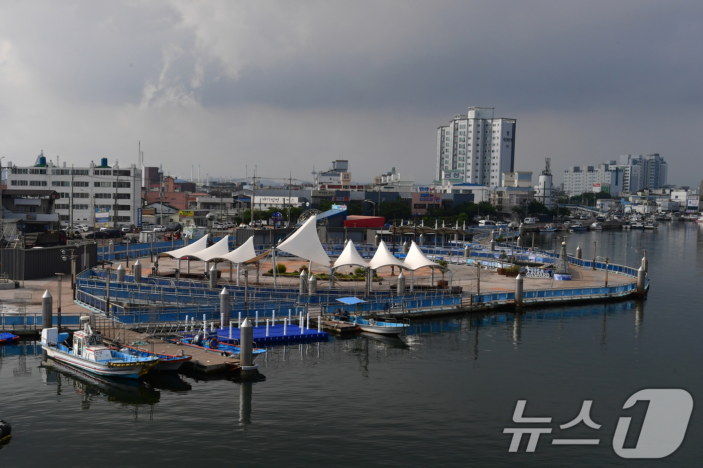 (포항=뉴스1) 최창호 기자 = 31일 경북 포항시 동빈내항에 있는 포항캐릭터해상공원이  손님들의 발길이 끊어지면서 운영을 중단한 채 방치되고 있다.이곳은 2017년 7월 사업비 …