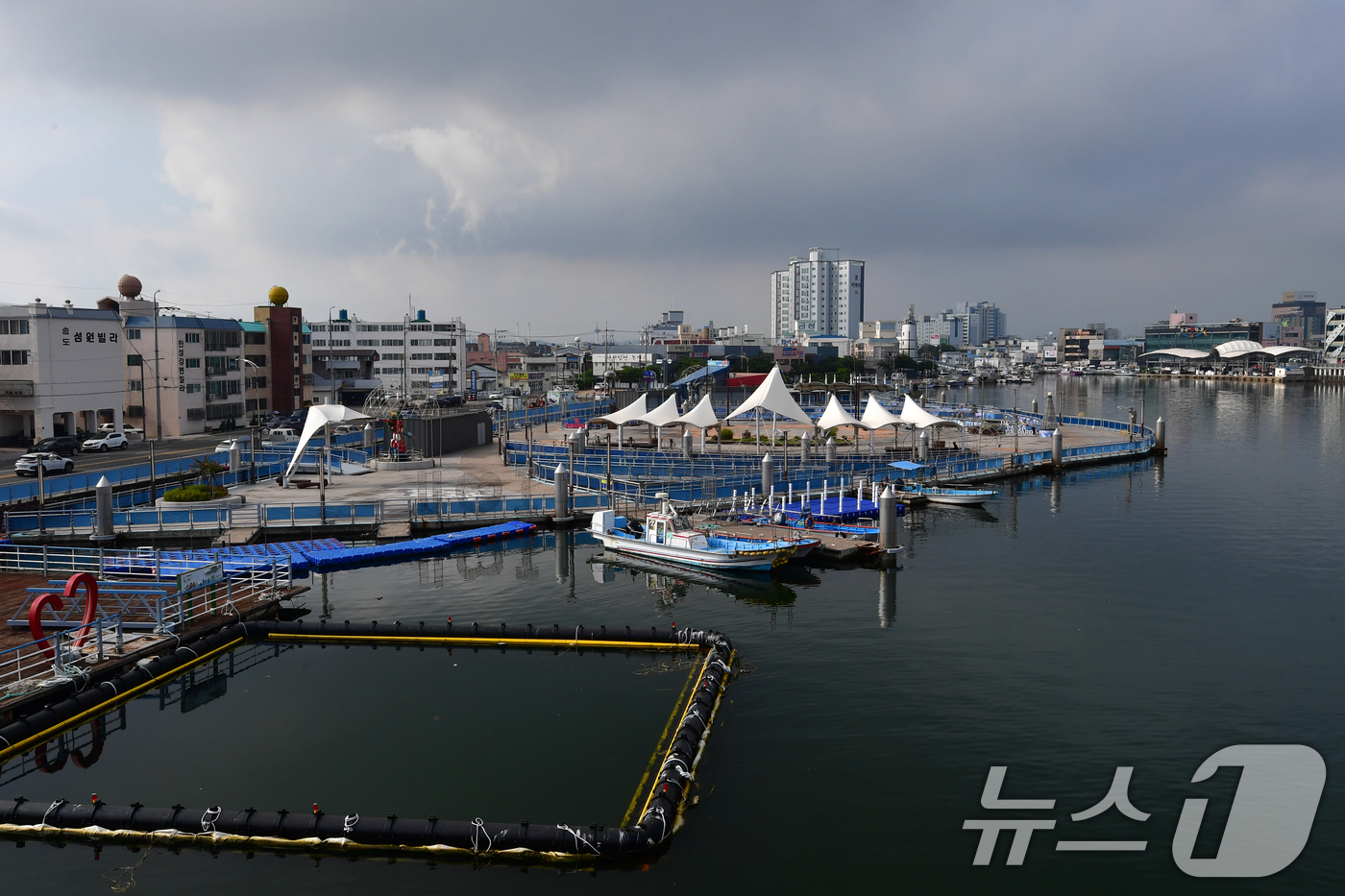 (포항=뉴스1) 최창호 기자 = 31일 경북 포항시 동빈내항에 있는 포항캐릭터해상공원이  손님들의 발길이 끊어지면서 운영을 중단한 채 방치되고 있다.이곳은 2017년 7월 사업비 …