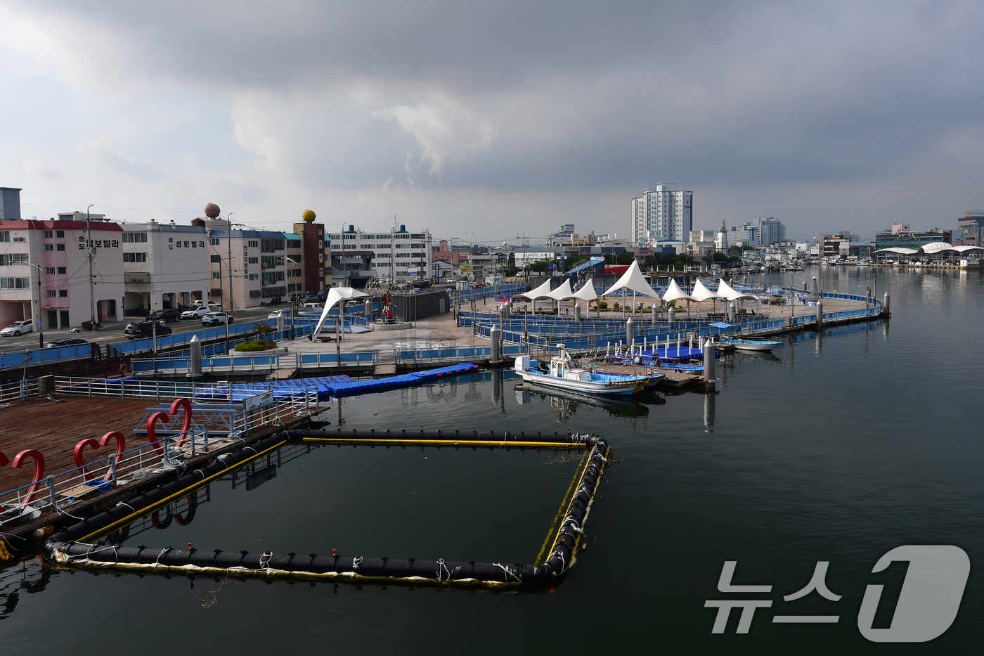 (포항=뉴스1) 최창호 기자 = 31일 경북 포항시 동빈내항에 있는 포항캐릭터해상공원이  손님들의 발길이 끊어지면서 운영을 중단한 채 방치되고 있다.이곳은 2017년 7월 사업비 …