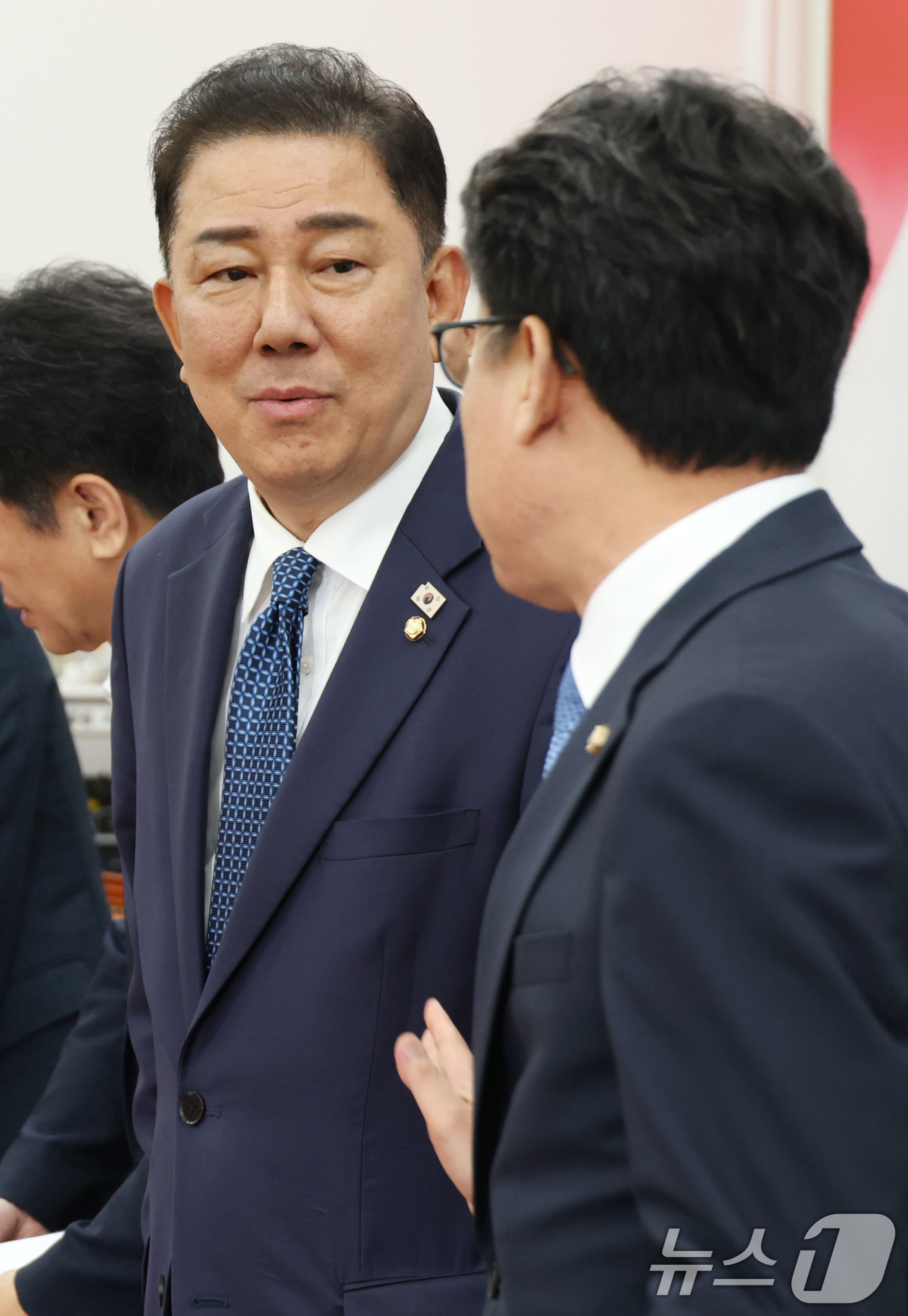 (서울=뉴스1) 이광호 기자 = 김병기 더불어민주당 대표 직무대행 겸 원내대표가 31일 오전 서울 여의도 국회에서 열린 정책조정회의에 참석하며 진성준 정책위의장과 대화하고 있다. …