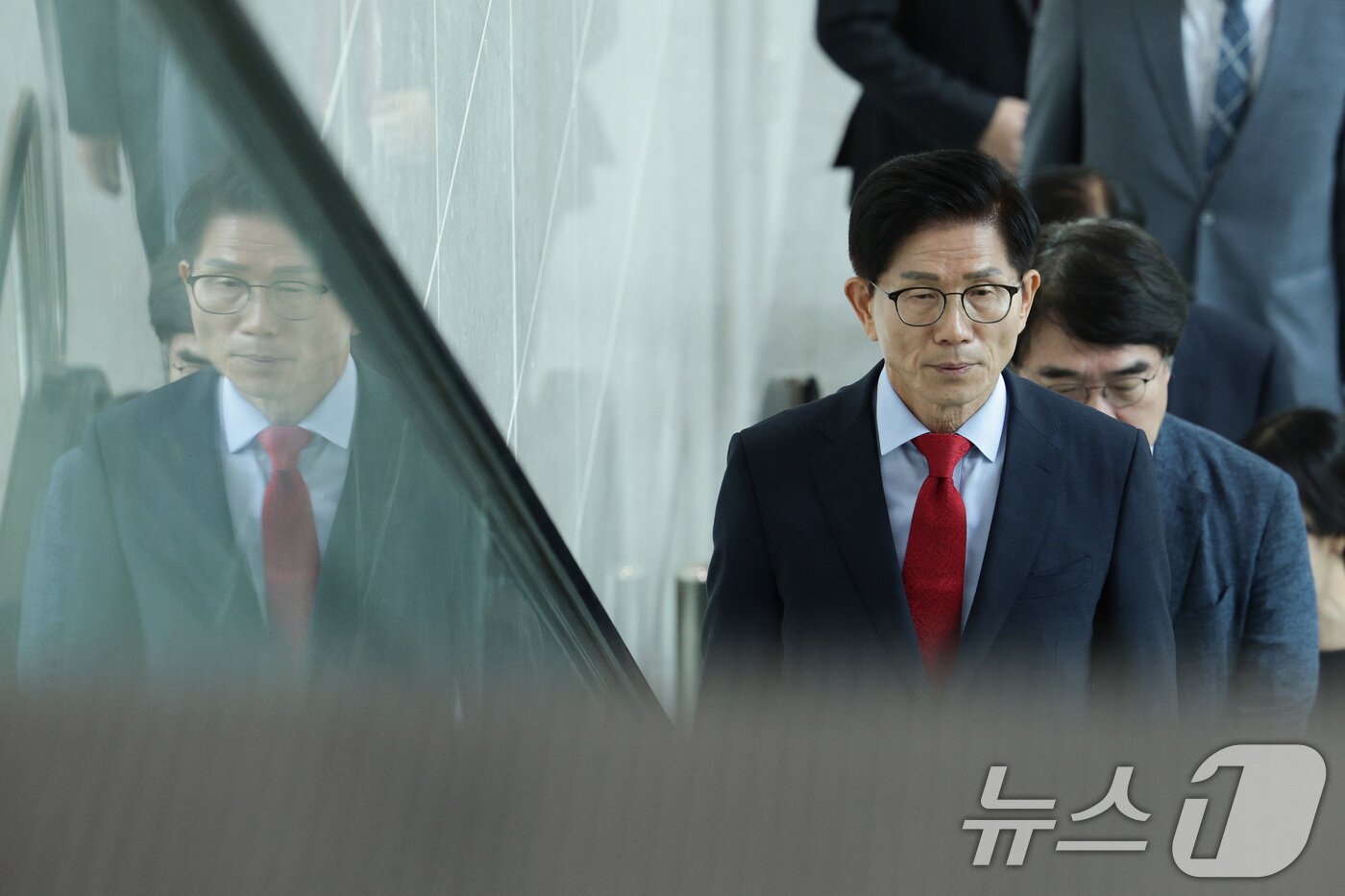 본문 이미지 - 국민의힘 당대표 출마를 선언한 김문수 전 고용노동부 장관이 31일 서울 여의도 국회 소통관에서 비전·공약 발표를 하기 위해 기자회견장에 입장하고 있다. 2025.7.31/뉴스1 ⓒ News1 신웅수 기자