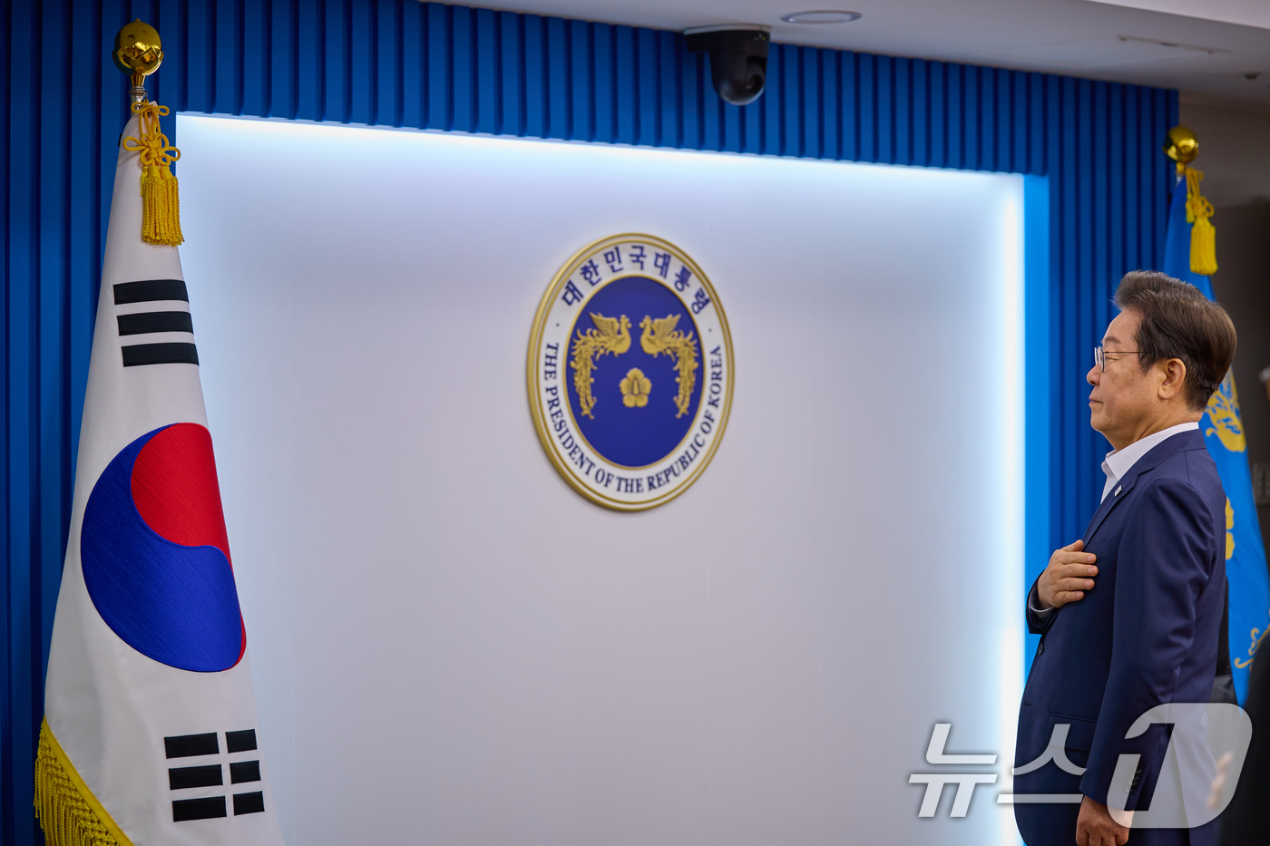 (서울=뉴스1) 허경 기자 = 이재명 대통령이 지난 30일 서울 용산 대통령실 청사에서 열린 비상경제점검 태스크 포스(TF) 3차 회의에서 국민의례를 하고 있다. (이재명 대통령 …