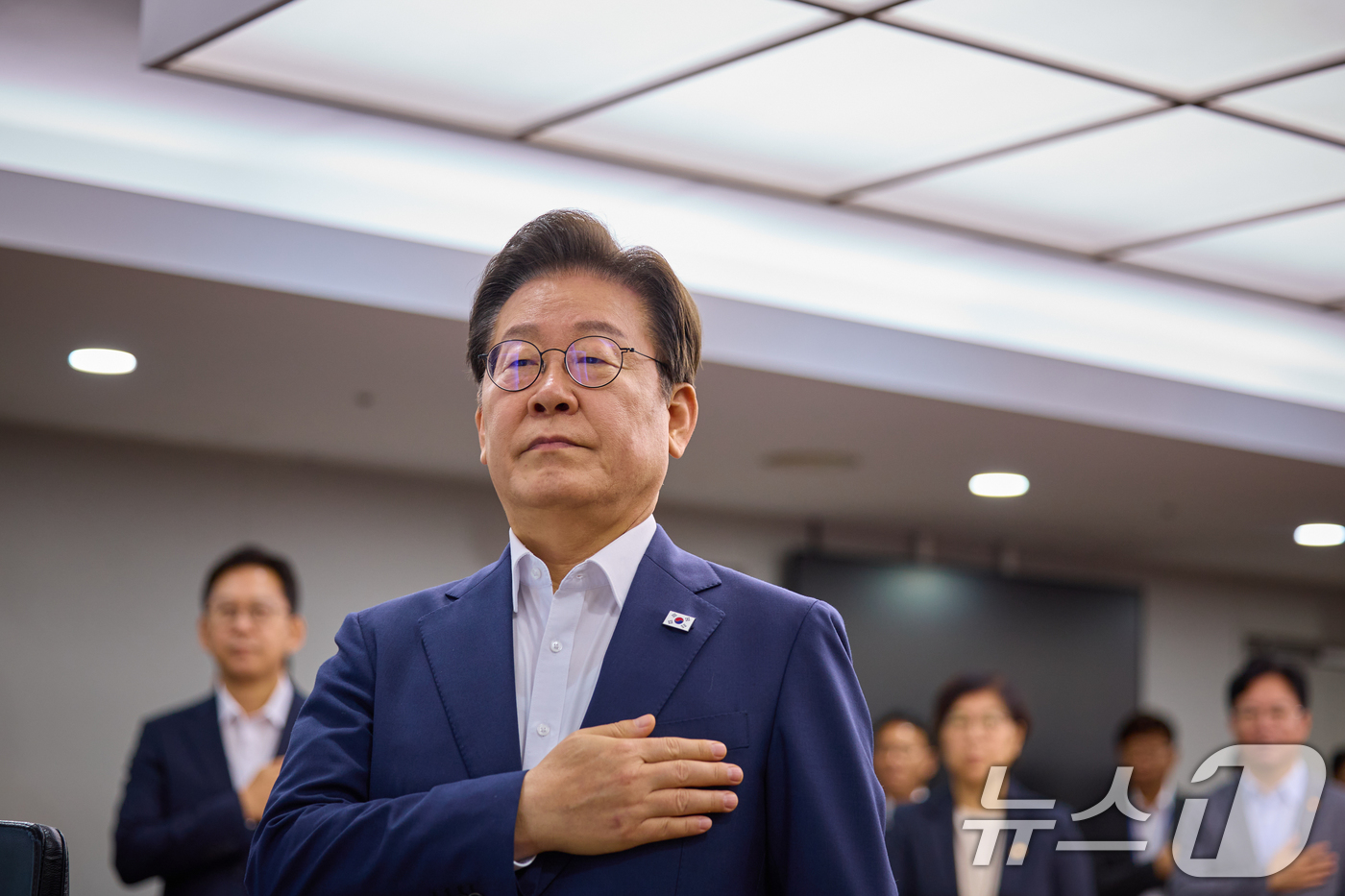 (서울=뉴스1) 허경 기자 = 이재명 대통령이 지난 30일 서울 용산 대통령실 청사에서 열린 비상경제점검 태스크 포스(TF) 3차 회의에서 국민의례를 하고 있다. (이재명 대통령 …