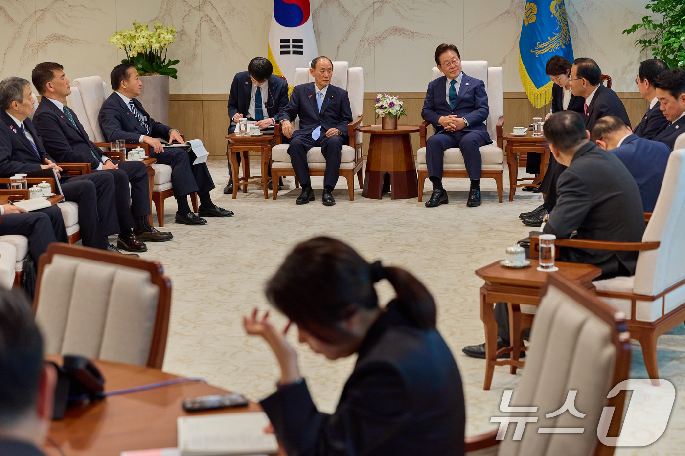 (서울=뉴스1) 허경 기자 = 이재명 대통령이 지난 30일 서울 용산 대통령실 청사에서 일한의원연맹 회장인 스가 요시히데 전 일본 총리를 접견하고 있다. (이재명 대통령 SNS. …