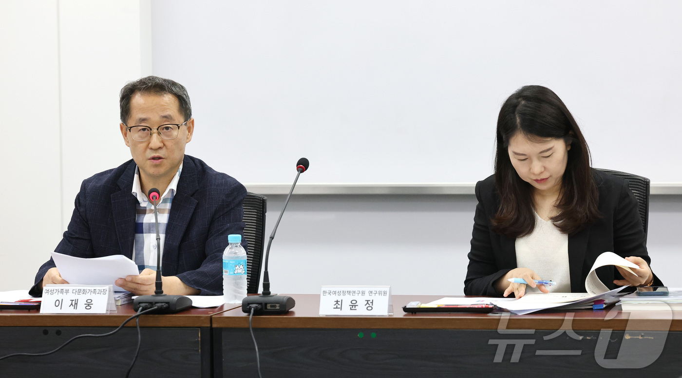 (서울=뉴스1) 임세영 기자 = 이재웅 여성가족부 다문화가족과장이 31일 오전 서울 종로구 정부서울청사에서 2024년 전국 다문화가족 실태조사 결과를 발표하고 있다.