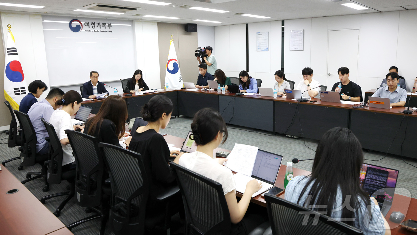 (서울=뉴스1) 임세영 기자 = 이재웅 여성가족부 다문화가족과장이 31일 오전 서울 종로구 정부서울청사에서 2024년 전국 다문화가족 실태조사 결과를 발표하고 있다.