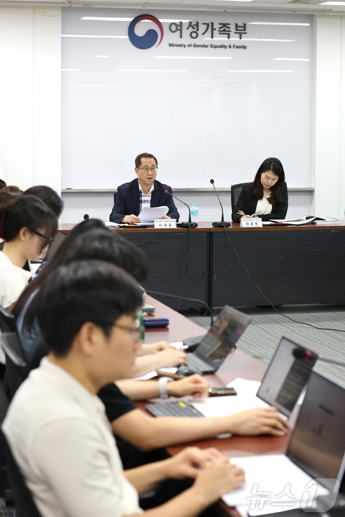 (서울=뉴스1) 임세영 기자 = 이재웅 여성가족부 다문화가족과장이 31일 오전 서울 종로구 정부서울청사에서 2024년 전국 다문화가족 실태조사 결과를 발표하고 있다.