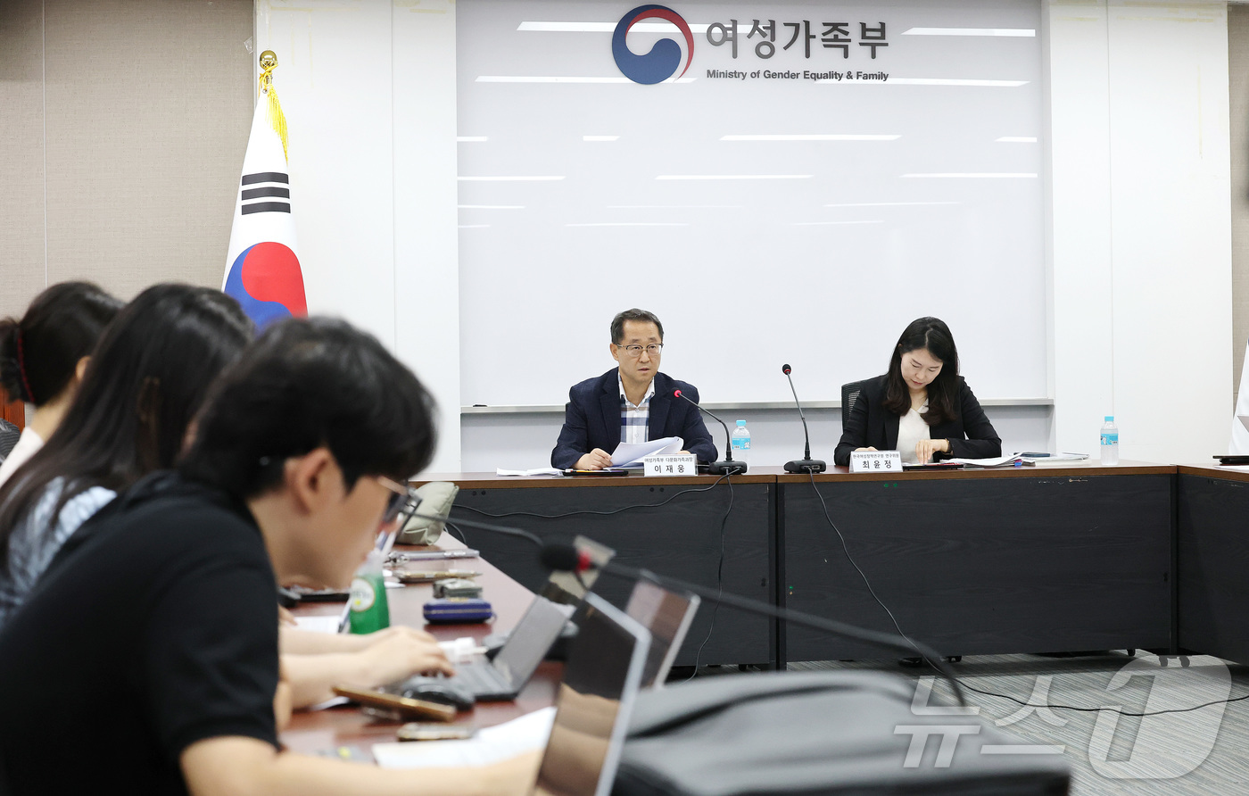 (서울=뉴스1) 임세영 기자 = 이재웅 여성가족부 다문화가족과장이 31일 오전 서울 종로구 정부서울청사에서 2024년 전국 다문화가족 실태조사 결과를 발표하고 있다.