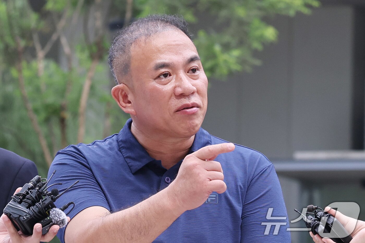 본문 이미지 - 공천개입 의혹을 받는 ‘정치 브로커’ 명태균씨가 31일 오전 서울 종로구에 마련된 김건희 특검팀&#40;특별검사 민중기&#41; 사무실로 조사를 받기 위해 출석하며 취재진 질문에 답하고 있다. 2025.7.31/뉴스1 ⓒ News1 박지혜 기자