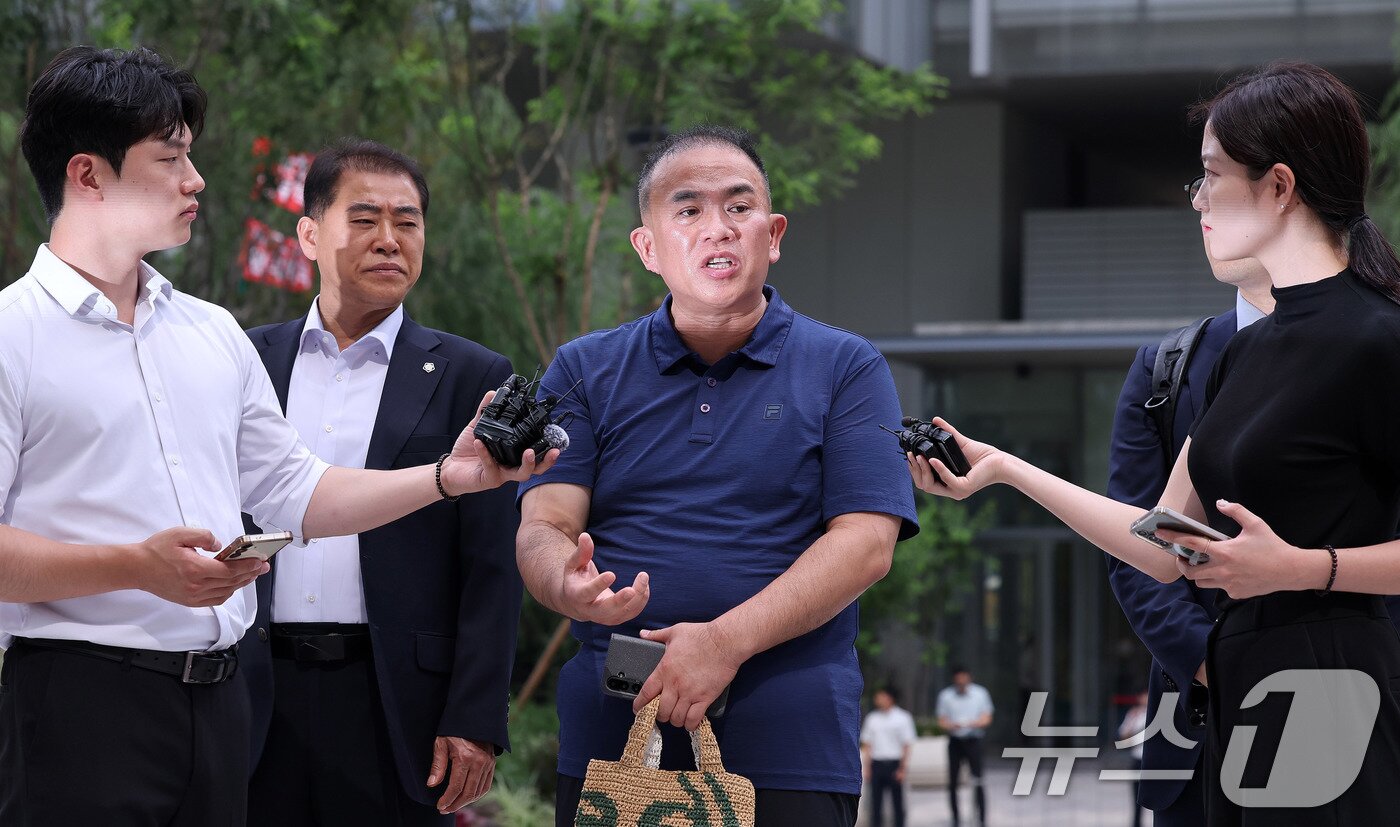 본문 이미지 - 공천개입 의혹을 받는 ‘정치 브로커’ 명태균씨가 31일 오전 서울 종로구에 마련된 김건희 특검팀&#40;특별검사 민중기&#41; 사무실로 조사를 받기 위해 출석하며 취재진 질문에 답하고 있다. 2025.7.31/뉴스1 ⓒ News1 박지혜 기자