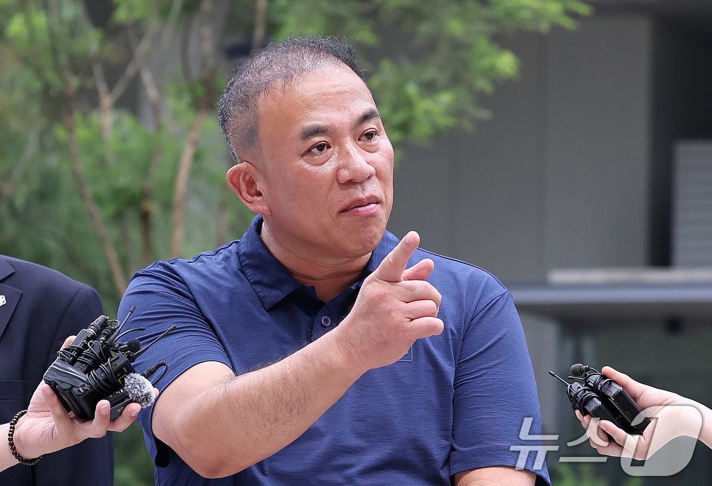 본문 이미지 - 공천개입 의혹을 받는 ‘정치 브로커’ 명태균씨가 31일 오전 서울 종로구에 마련된 김건희 특검팀&#40;특별검사 민중기&#41; 사무실로 조사를 받기 위해 출석하며 취재진 질문에 답하고 있다. 2025.7.31/뉴스1 ⓒ News1 박지혜 기자