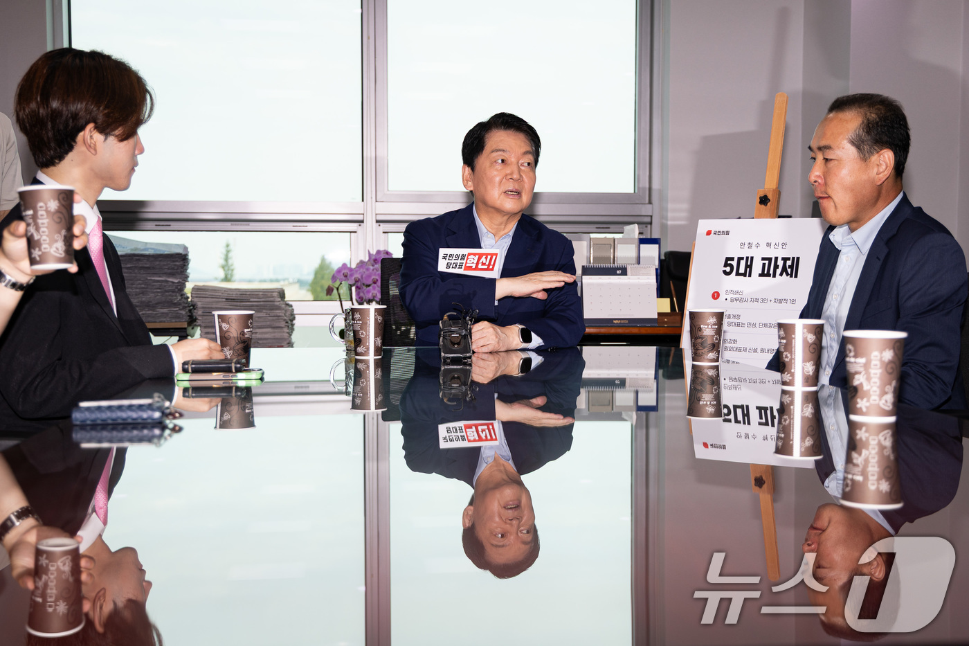 (서울=뉴스1) 유승관 기자 = 국민의힘 당대표 출마를 선언한 안철수 의원이 31일 서울 여의도 국회 의원회관에서 열린 청년 기업인 커피챗에서 발언하고 있다. 2025.7.31/뉴 …