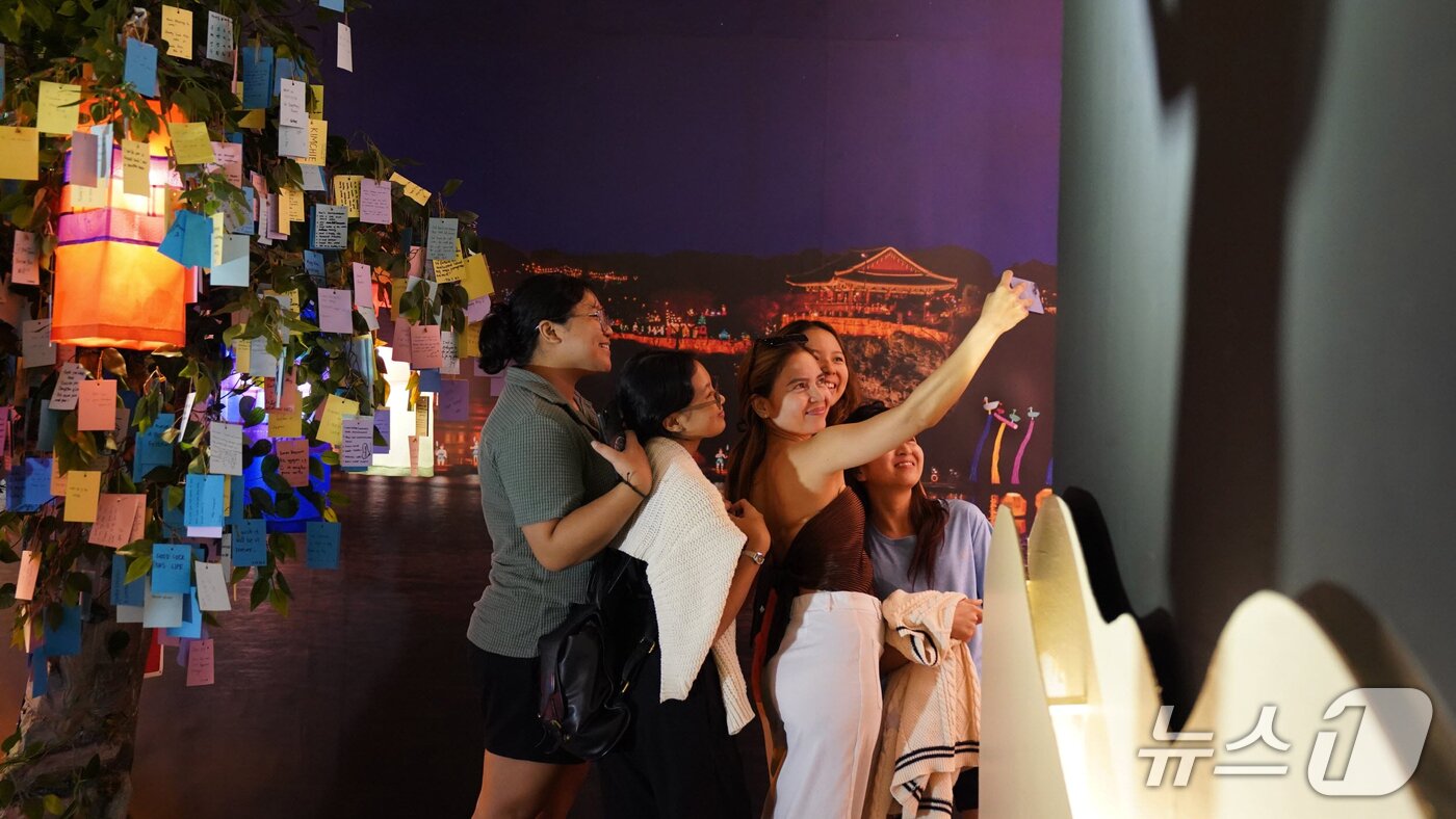 본문 이미지 - 진주실크등 필리핀 전시회장&#40;진주시 제공. 재판매 및 DB금지&#41;.