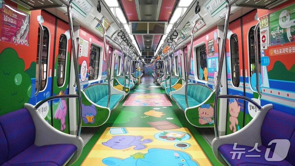 본문 이미지 - 대전교통공사는 대전관광공사와 협업하여 지난 7월 중순부터 완성형 테마열차를 시민들에게 선보여 운행 중이다. (대전교통공사 제공. 재판매 및 DB금지)2025.7.31/뉴스1