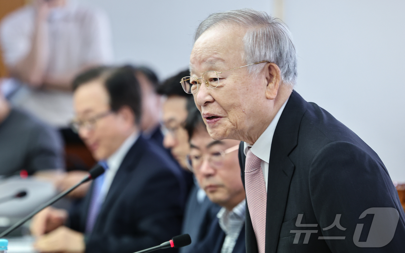 (서울=뉴스1) 김도우 기자 = 손경식 한국경영자총협회 회장이 31일 서울 마포구 경총회관에서 열린 노동조합법 개정 관련 기자회견에 참석해 인사하고 있다. 2025.7.31/뉴스1 …