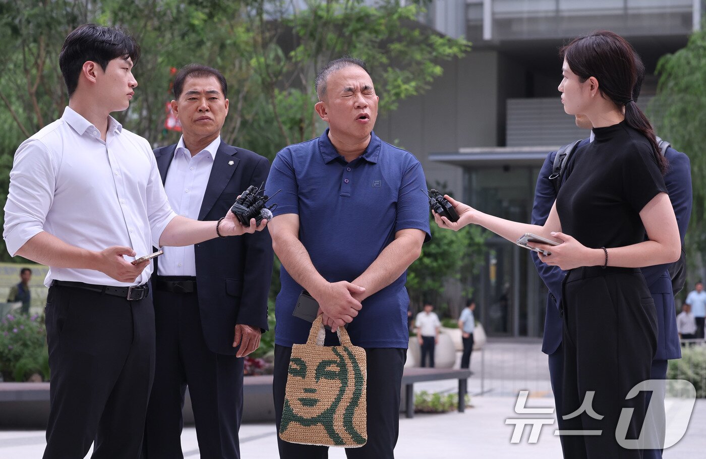 본문 이미지 - 공천개입 의혹을 받는 ‘정치 브로커’ 명태균씨가 31일 오전 서울 종로구에 마련된 김건희 특검팀&#40;특별검사 민중기&#41; 사무실로 조사를 받기 위해 출석하며 취재진 질문에 답하고 있다. 2025.7.31/뉴스1 ⓒ News1 박지혜 기자