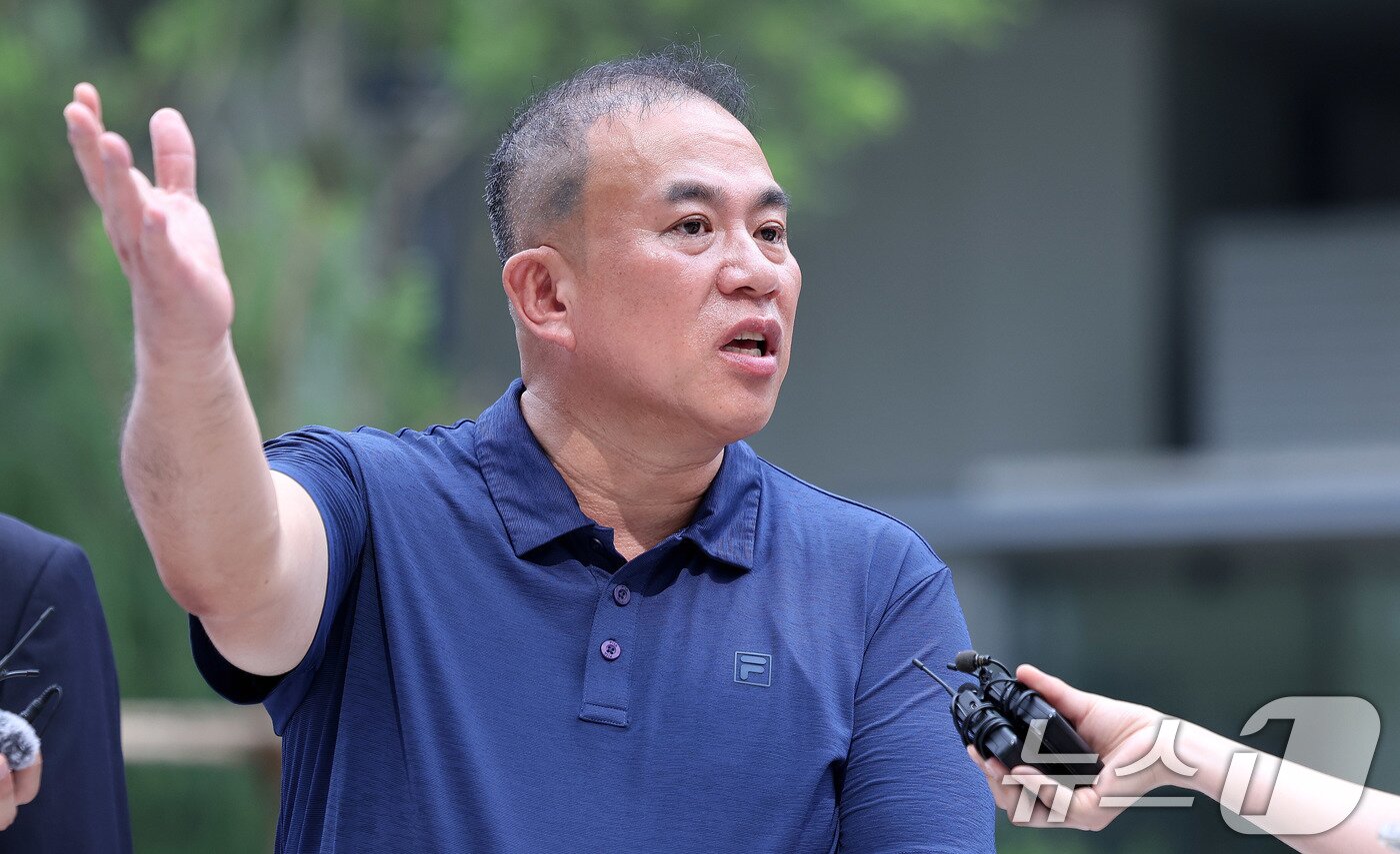 본문 이미지 - 공천개입 의혹을 받는 ‘정치 브로커’ 명태균씨가 지난 7월 31일 오전 서울 종로구에 마련된 김건희 특검팀&#40;특별검사 민중기&#41; 사무실로 조사를 받기 위해 출석하며 취재진 질문에 답하고 있다. 2025.7.31/뉴스1 ⓒ News1 박지혜 기자