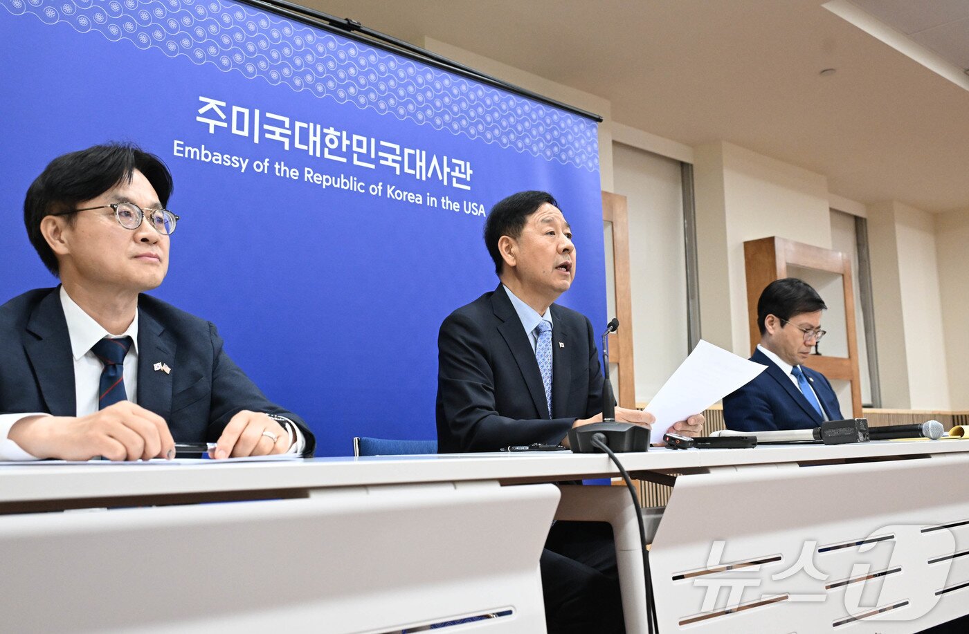 본문 이미지 - 구윤철 경제부총리 겸 기획재정부 장관이 지난달 31일&#40;한국시간&#41; 미국 워싱턴D.C. 주미대한민국대사관에서 김정관 산업통상자원부 장관, 여한구 산업부 통상교섭본부장과 함께 한국과 미국 간 통상협의 결과 발표를 하고 있다. &#40;기획재정부 제공. 재판매 및 DB 금지&#41; 2025.7.31/뉴스1