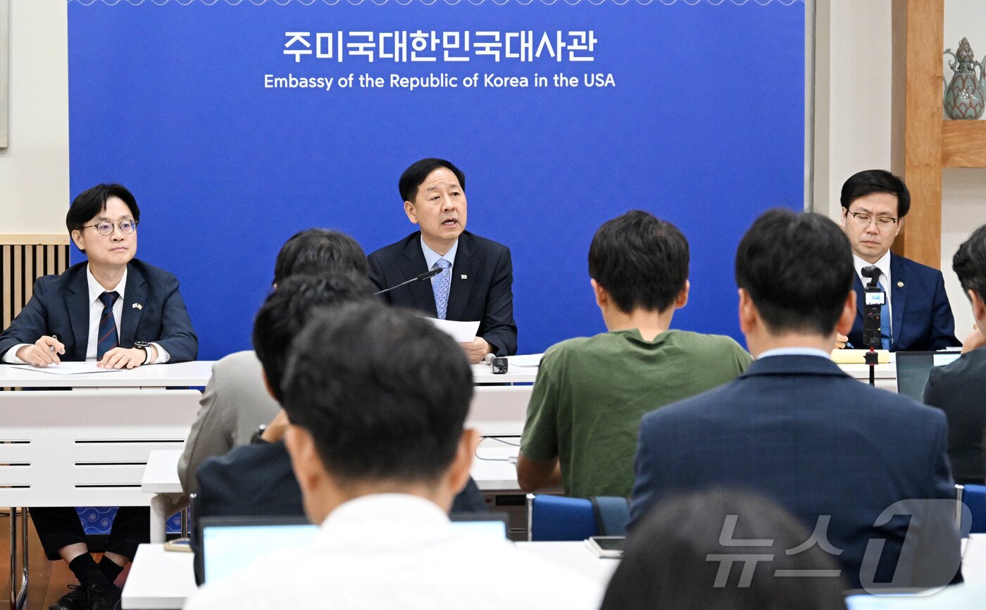 본문 이미지 - 구윤철 경제부총리 겸 기획재정부 장관이 31일&#40;한국시간&#41; 미국 워싱턴D.C. 주미대한민국대사관에서 김정관 산업통상자원부 장관, 여한구 산업부 통상교섭본부장과 함께 한국과 미국 간 통상협의 결과 발표를 하고 있다. &#40;기획재정부 제공. 재판매 및 DB 금지&#41; 2025.7.31/뉴스1
