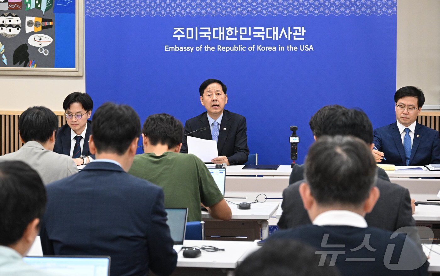 본문 이미지 - 구윤철 경제부총리 겸 기획재정부 장관이 31일&#40;한국시간&#41; 미국 워싱턴D.C. 주미대한민국대사관에서 김정관 산업통상자원부 장관, 여한구 산업부 통상교섭본부장과 함께 한국과 미국 간 통상협의 결과 발표를 하고 있다. &#40;기획재정부 제공. 재판매 및 DB 금지&#41; 2025.7.31/뉴스1