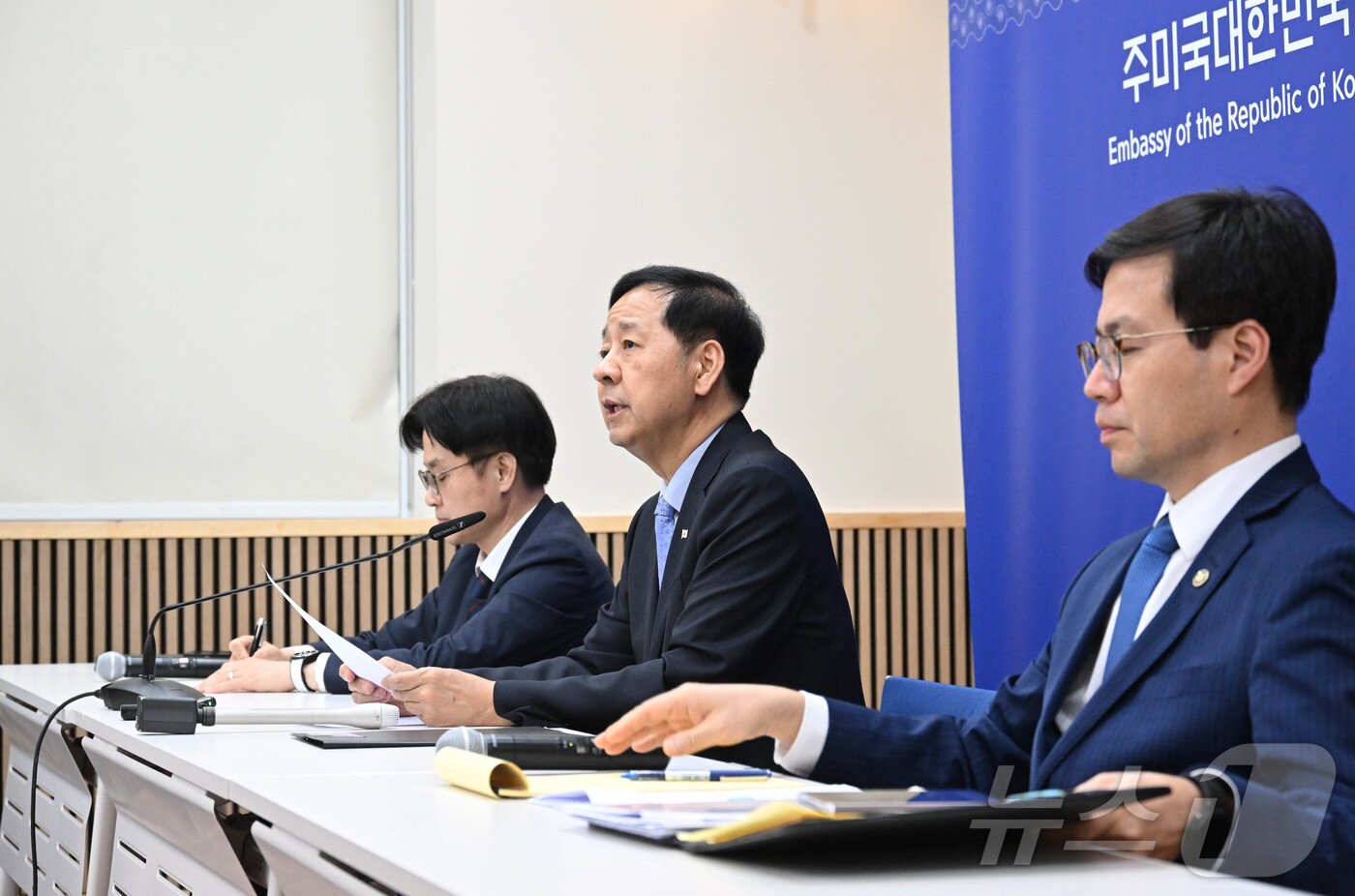 본문 이미지 - 구윤철 경제부총리 겸 기획재정부 장관이 31일&#40;한국시간&#41; 미국 워싱턴D.C. 주미대한민국대사관에서 김정관 산업통상자원부 장관, 여한구 산업부 통상교섭본부장과 함께 한국과 미국 간 통상협의 결과 발표를 하고 있다. &#40;기획재정부 제공. 재판매 및 DB 금지&#41; 2025.7.31/뉴스1