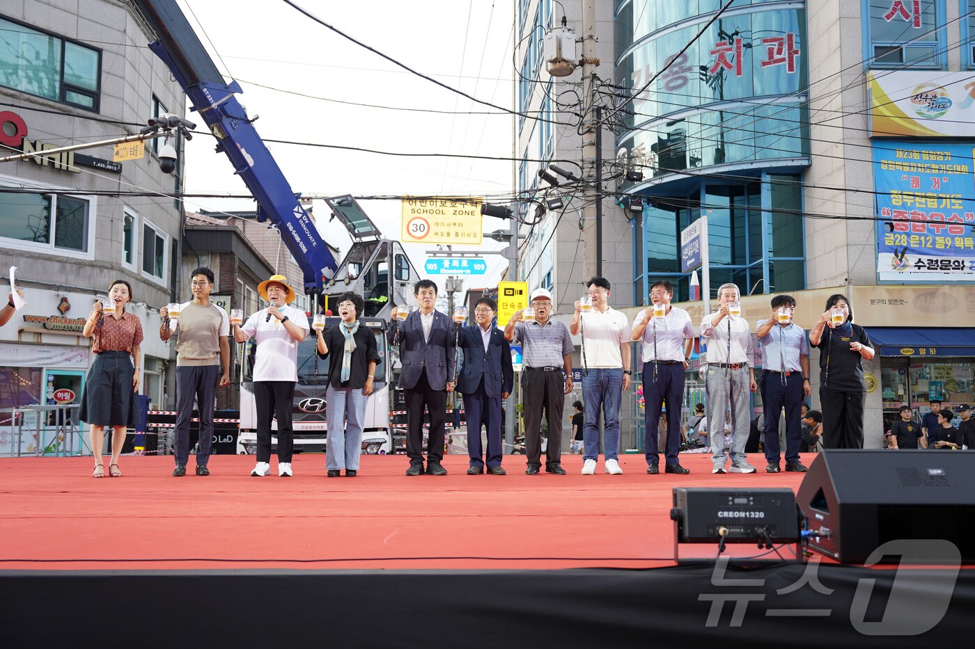 본문 이미지 - 제9회 홍천강 별빛음악 맥주축제 전야제가 지난 30일 꽃뫼공원 앞 대로변에서 열렸다. 이번 전야제에서는 홍천군민 모두가 하나되는 거리 퍼레이드와 기관 간 자존심을 걸고 펼쳐지는 맥주 빨리 마시기 대회, 다채로운 공연이 진행됐다.&#40;홍천군 제공. 재판매 및 DB금지&#41; ⓒ News1 이종재 기자
