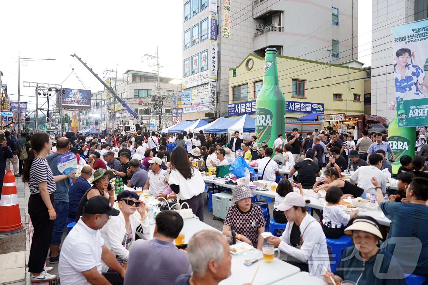 본문 이미지 - 제9회 홍천강 별빛음악 맥주축제 전야제가 지난 30일 꽃뫼공원 앞 대로변에서 열렸다. 이번 전야제에서는 홍천군민 모두가 하나되는 거리 퍼레이드와 기관 간 자존심을 걸고 펼쳐지는 맥주 빨리 마시기 대회, 다채로운 공연이 진행됐다.&#40;홍천군 제공. 재판매 및 DB금지&#41; 2025.7.31/뉴스1 ⓒ News1 이종재 기자