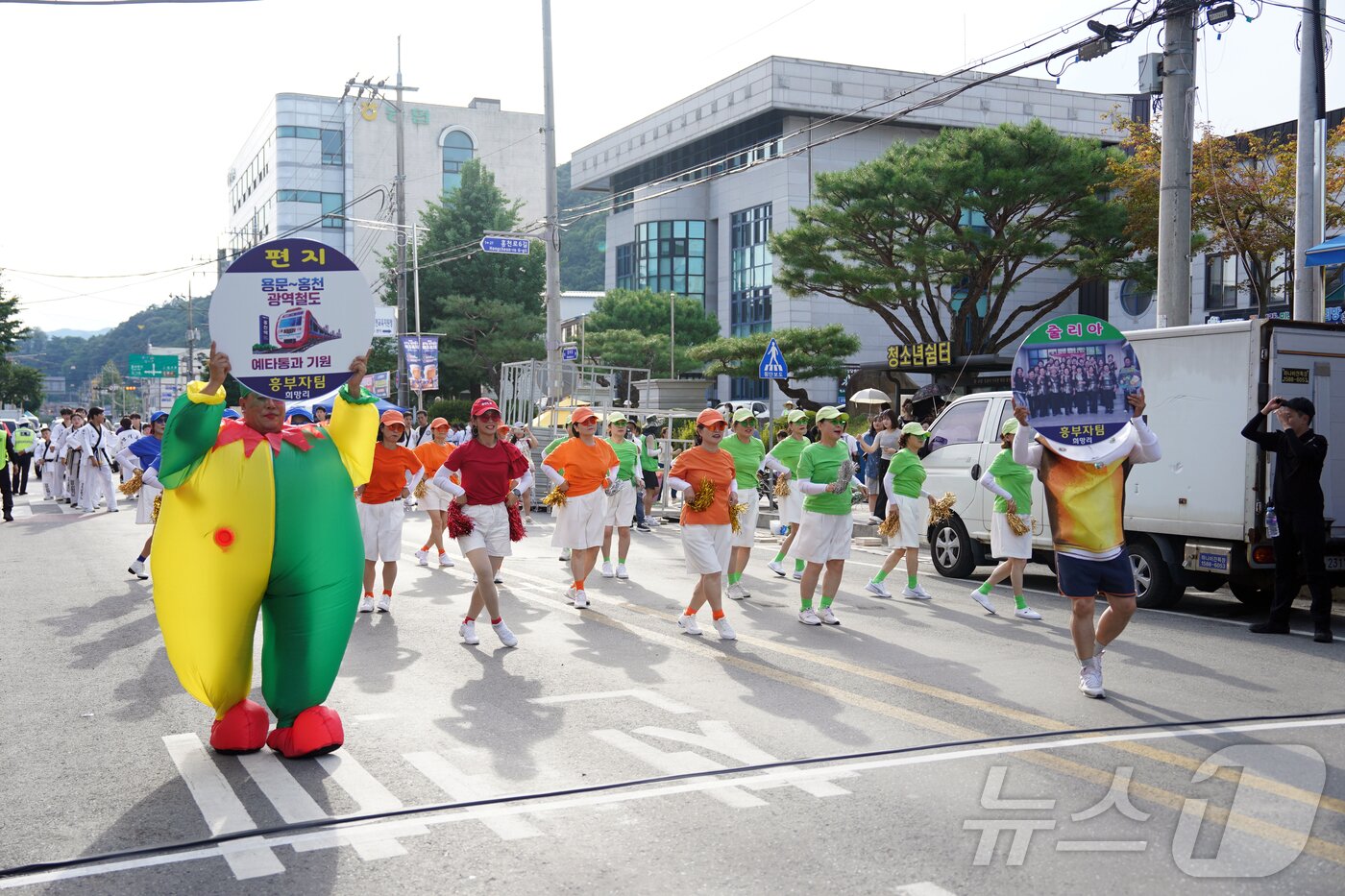 본문 이미지 - 지난 30일 열린 제9회 홍천강 별빛음악 맥주축제 전야제에서  홍천군민 모두가 하나되는 거리 퍼레이드 행사가 펼쳐지고 있다.&#40;홍천군 제공. 재판매 및 DB금지&#41; 2025.7.31/뉴스1 ⓒ News1 이종재 기자