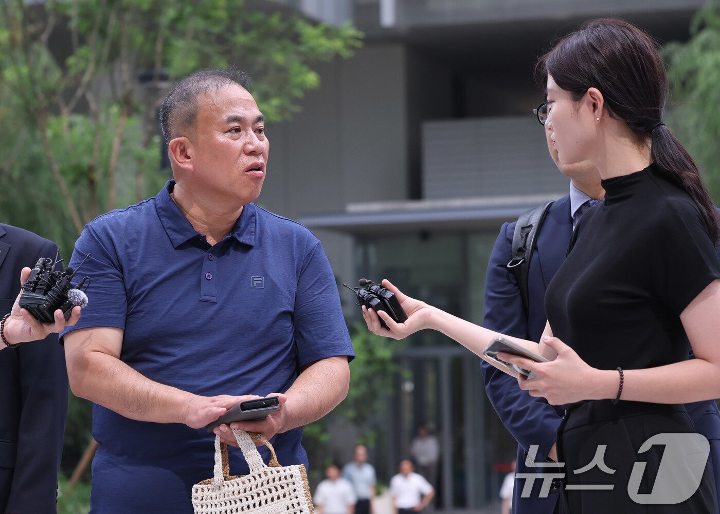 본문 이미지 - 공천개입 의혹을 받는 ‘정치 브로커’ 명태균씨가 31일 오전 서울 종로구에 마련된 김건희 특검팀&#40;특별검사 민중기&#41; 사무실로 조사를 받기 위해 출석하며 취재진 질문에 답하고 있다. 2025.7.31/뉴스1 ⓒ News1 박지혜 기자