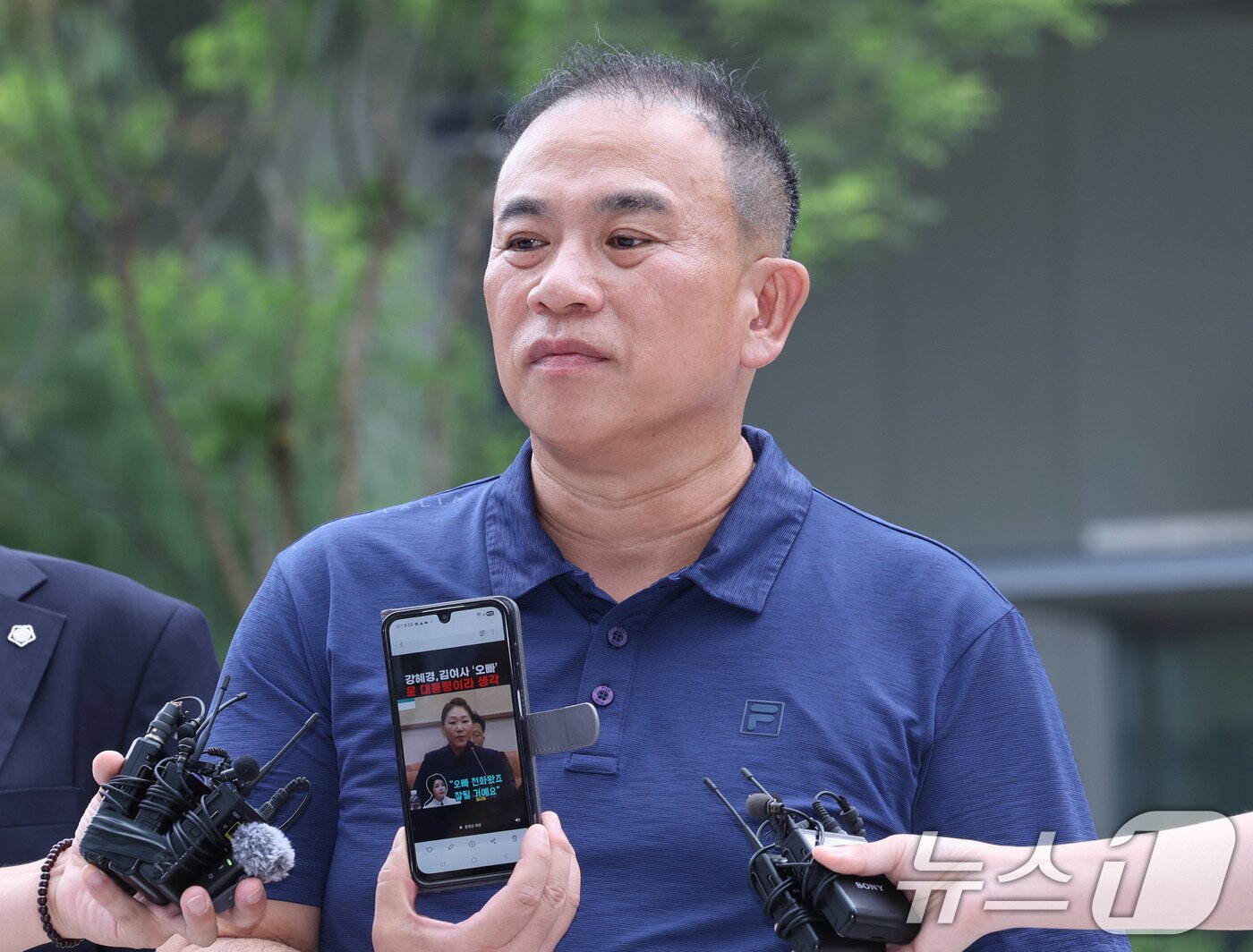 본문 이미지 - 공천개입 의혹을 받는 ‘정치 브로커’ 명태균씨가 지난달 31일 오전 서울 종로구에 마련된 김건희 특검팀(특별검사 민중기) 사무실로 조사를 받기 위해 출석하며 자신의 휴대전화를 들어보이고 있다./뉴스1 ⓒ News1 박지혜 기자