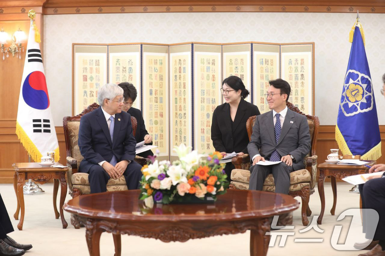 (서울=뉴스1) 임세영 기자 = 김민석 국무총리가 31일 서울 종로구 정부서울청사에서 도 반 찌엔(Do Van Chien) 베트남 조국전선 위원장을 접견하고 있다. (총리실 제공. …