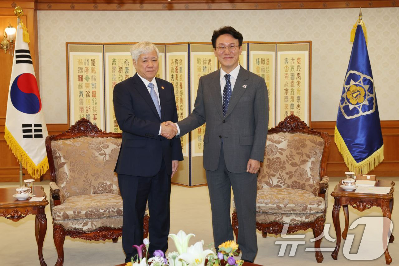 (서울=뉴스1) 임세영 기자 = 김민석 국무총리가 31일 서울 종로구 정부서울청사에서 도 반 찌엔(Do Van Chien) 베트남 조국전선 위원장을 접견하고 있다. (총리실 제공. …