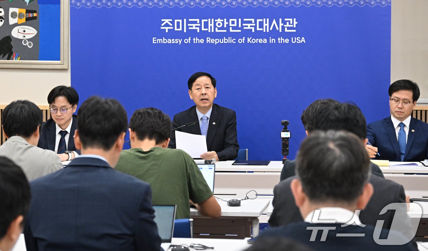 본문 이미지 - 구윤철 경제부총리 겸 기획재정부 장관이 31일&#40;한국시간&#41; 미국 워싱턴D.C. 주미대한민국대사관에서 한-미 통상협의 결과 브리핑을 하고 있다. &#40;기획재정부 제공. 재판매 및 DB 금지&#41; 2025.7.31/뉴스1