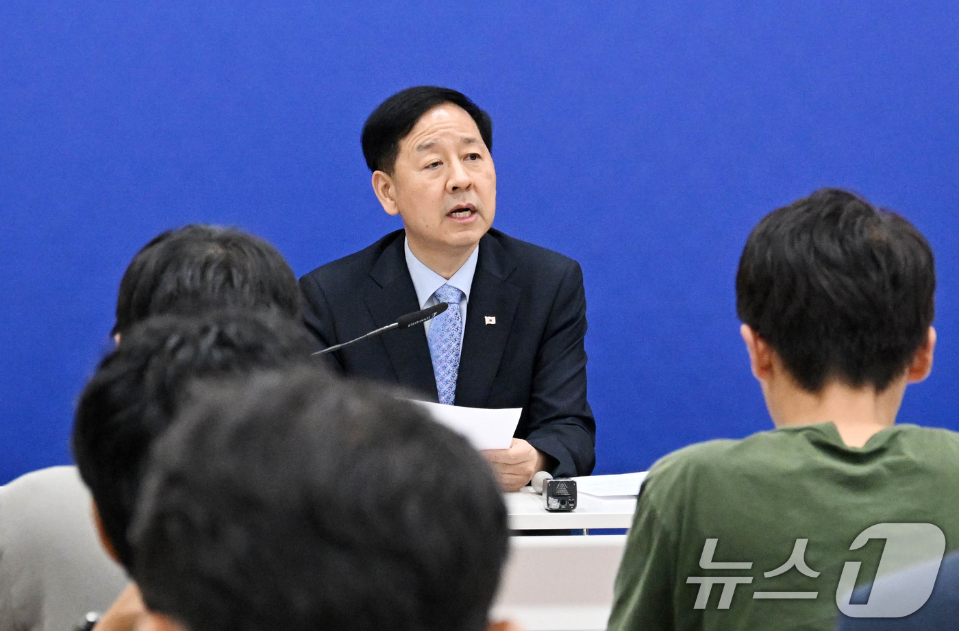 (서울=뉴스1) = 구윤철 경제부총리 겸 기획재정부 장관이 31일(한국시간) 미국 워싱턴D.C. 주미대한민국대사관에서 한-미 통상협의 결과 브리핑을 하고 있다. (기획재정부 제공. …