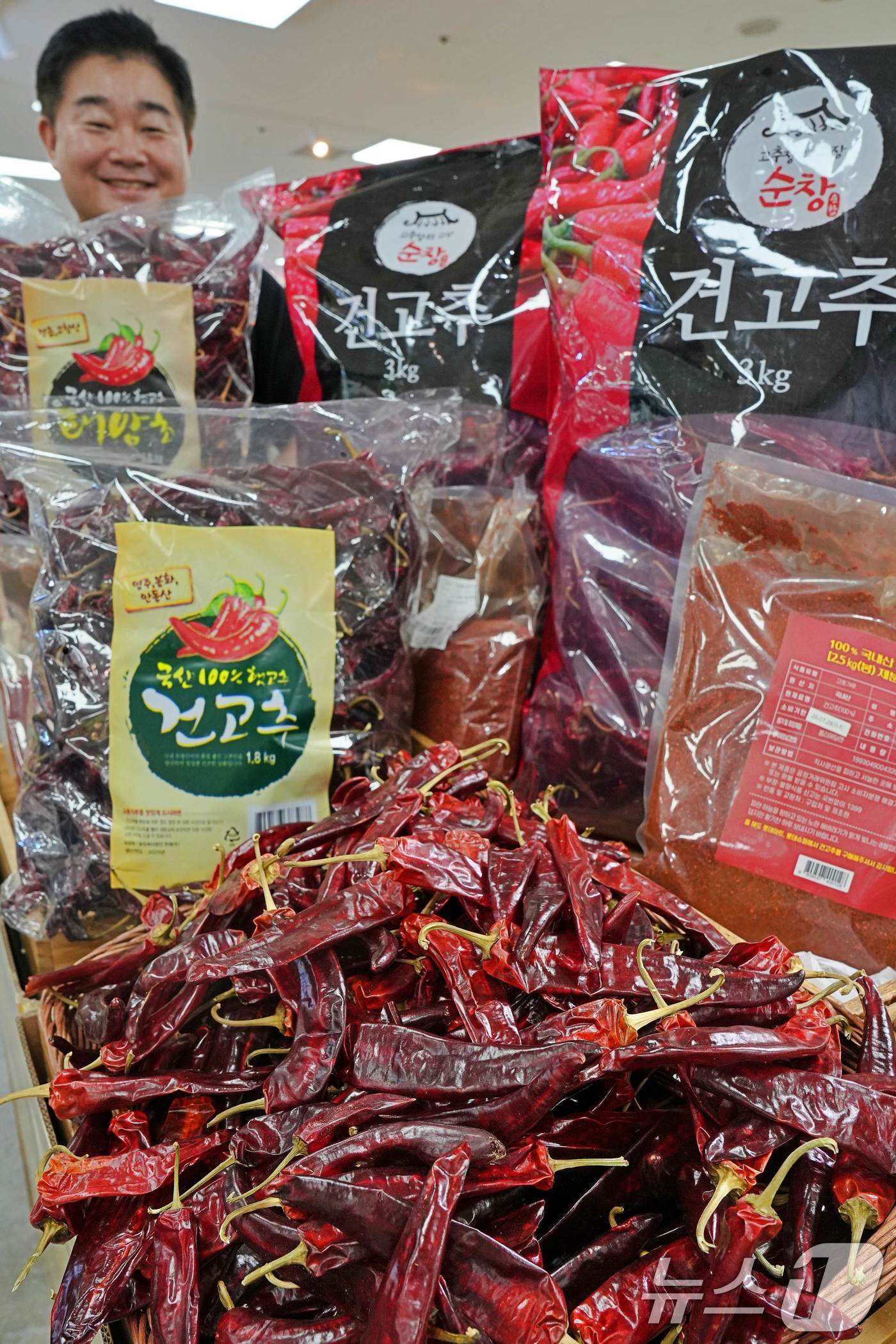 (서울=뉴스1) = 롯데마트·슈퍼는 오는 8월 20일까지 2025년산 '햇 건고추' 사전 예약 판매를 진행한다고 31일 밝혔다.직원들이 서울 송파구 롯데마트 제타플렉스 잠실점에서 …