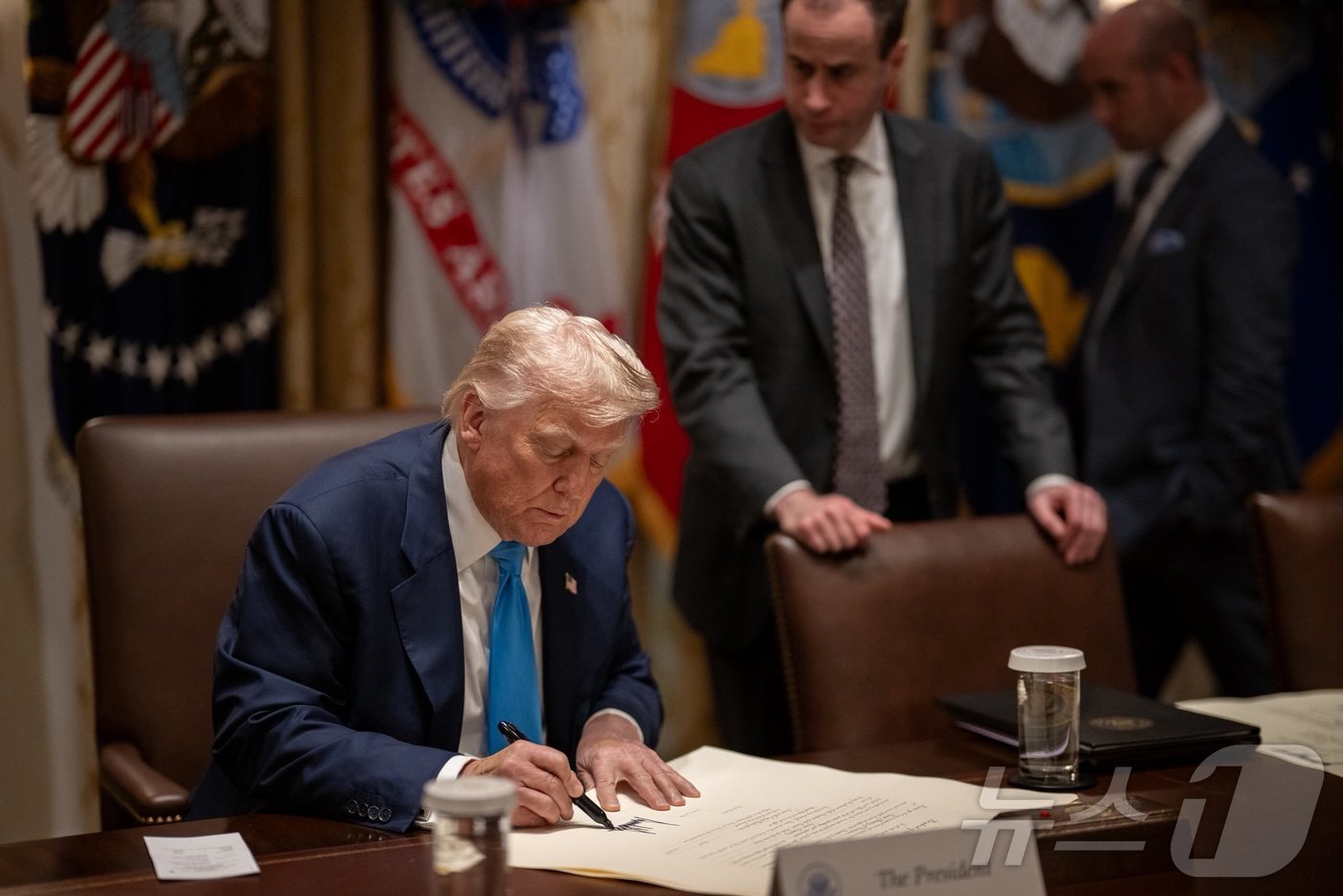 (서울=뉴스1) = 백악관은 30일(현지시간) 인스타그램 계정에 트럼프 대통령이 백악관에서 한미 무역합의 문서에 서명하는 사진을 올렸다. 사진 글에는 “미국이 대한민국과 완전하고 …