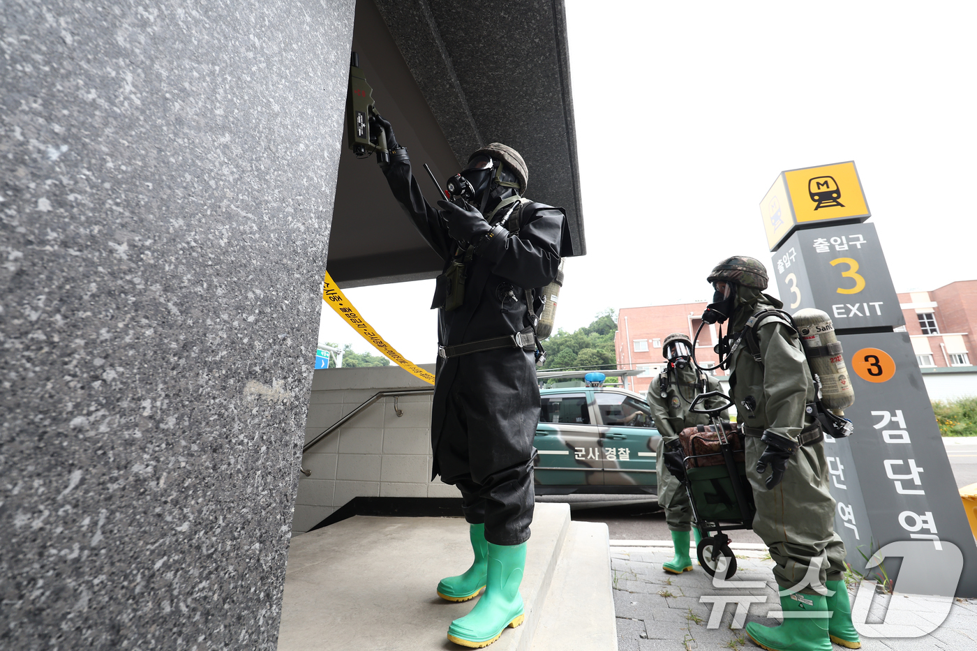 (인천=뉴스1) 김민지 기자 = 육군 51사단 장병들이 31일 오전 인천시 서구 도시지역전투훈련장에서 대테러 초동조치 및 도시지역 탐색격멸 훈련을 하고 있다.이번 훈련은 51사단 …