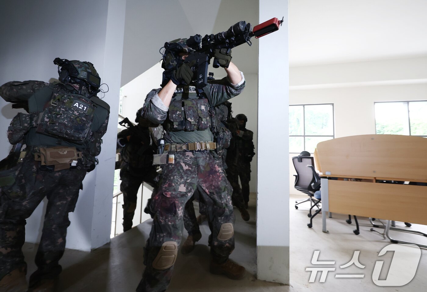본문 이미지 - 육군 51사단 장병들이 31일 오전 인천시 서구 도시지역전투훈련장에서 대테러 초동조치 및 도시지역 탐색격멸 훈련을 하고 있다. 2025.7.31/뉴스1 ⓒ News1 김민지 기자