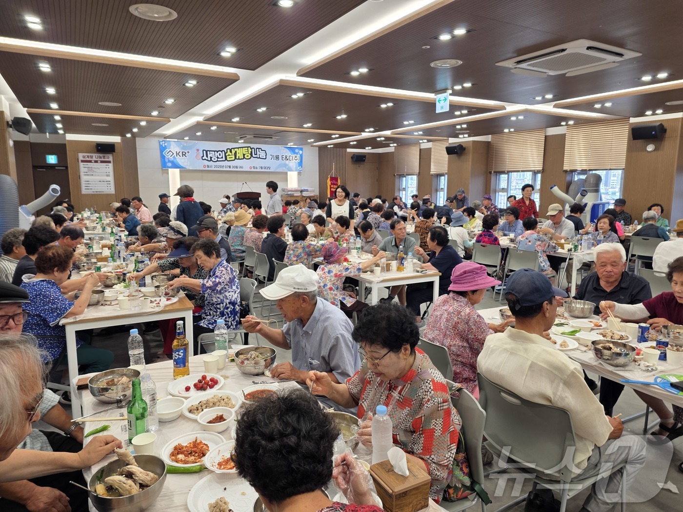 (대전=뉴스1) 이동원 기자 = 대전 서구 변동 행정복지센터는 지난 30일 관내 기업 기룡E&C(대표 이중선)와 함께 어르신 130여 명을 초청해 ‘사랑의 삼계탕 나눔’ 행사를 개 …