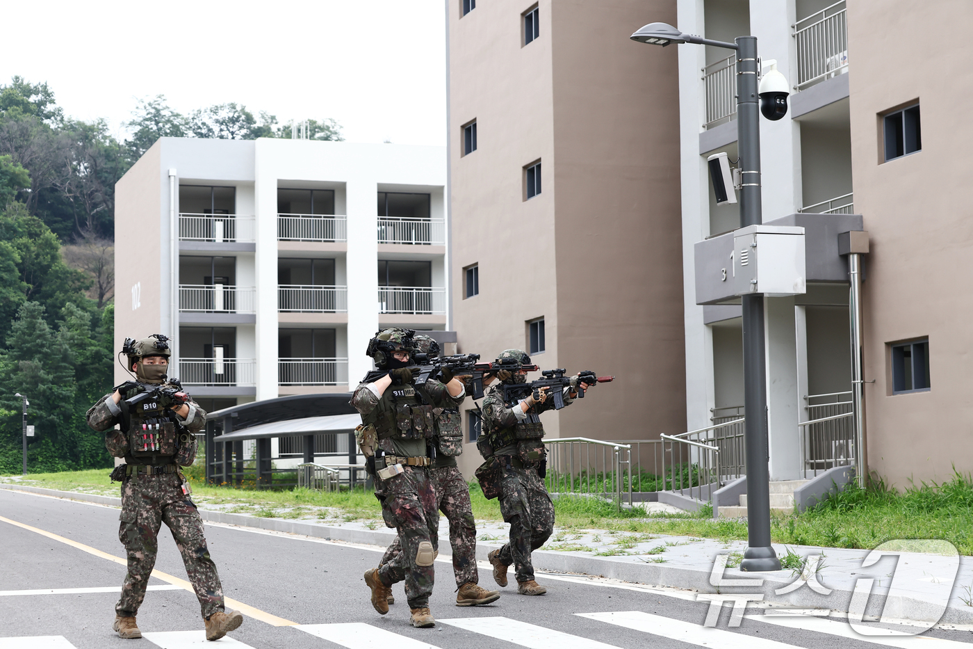 (인천=뉴스1) 김민지 기자 = 육군 51사단 장병들이 31일 오전 인천시 서구 도시지역전투훈련장에서 대테러 초동조치 및 도시지역 탐색격멸 훈련을 하고 있다.이번 훈련은 51사단 …