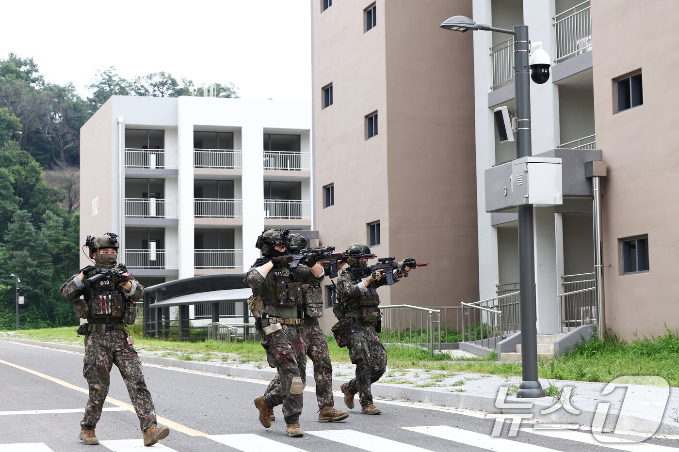 본문 이미지 - 육군 51사단 장병들이 31일 오전 인천시 서구 도시지역전투훈련장에서 대테러 초동조치 및 도시지역 탐색격멸 훈련을 하고 있다. 2025.7.31/뉴스1 ⓒ News1 김민지 기자