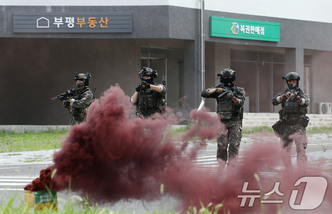 (인천=뉴스1) 김민지 기자 = 육군 51사단 장병들이 31일 오전 인천시 서구 도시지역전투훈련장에서 대테러 초동조치 및 도시지역 탐색격멸 훈련을 하고 있다.이번 훈련은 51사단 …